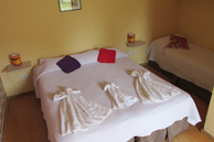 amplias habitaciones triples con cama matrimonial